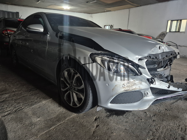 2017 Mercedes-Benz C200, photograph 3