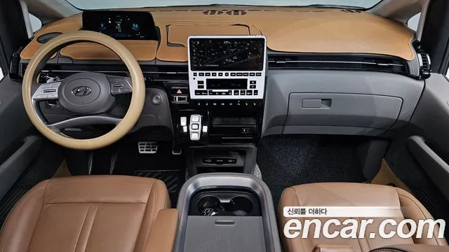 Hyundai Staria Lounge 9-Seater — photo 1 of 34