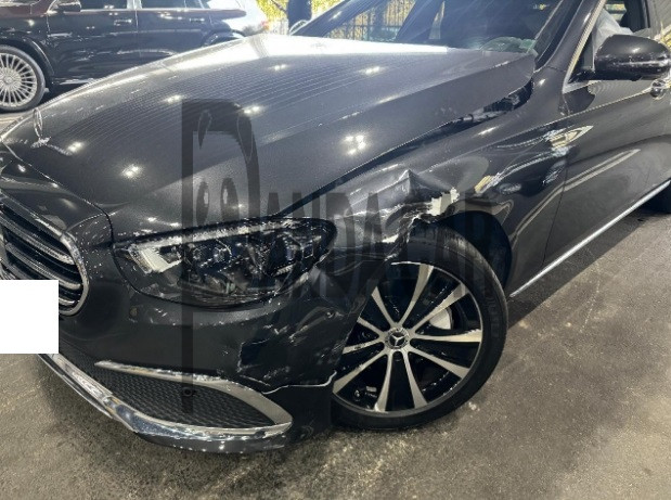 2021 Mercedes-Benz E300 e 4MATIC, photograph 4