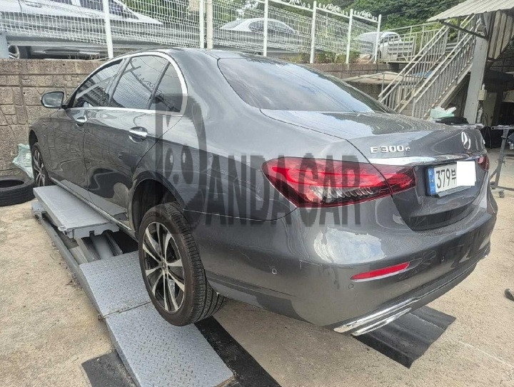 2021 Mercedes-Benz E300 e 4MATIC, photograph 3