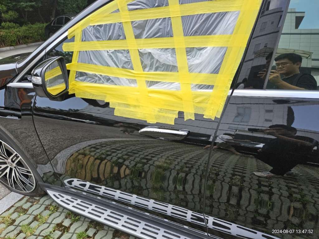 2023 Mercedes-Benz EQE500 4MATIC SUV, photograph 3