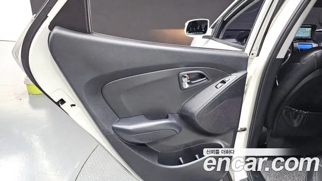 2011 Hyundai Tucson Diesel 2WD LX20, photograph 3
