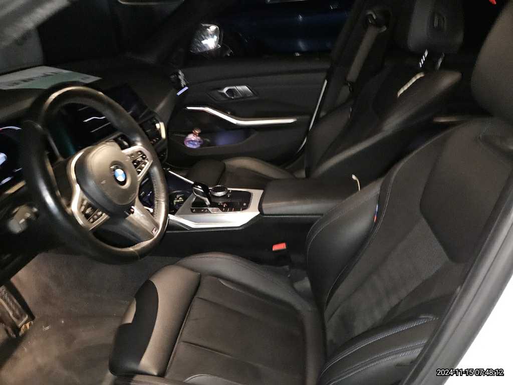 2022 BMW 320i, photograph 2