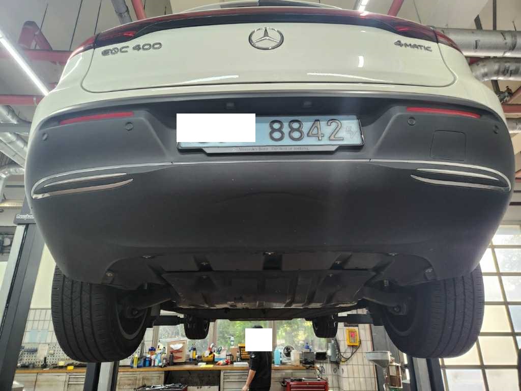 2020 Mercedes-Benz Benz EQC 400 4MATIC, photograph 2