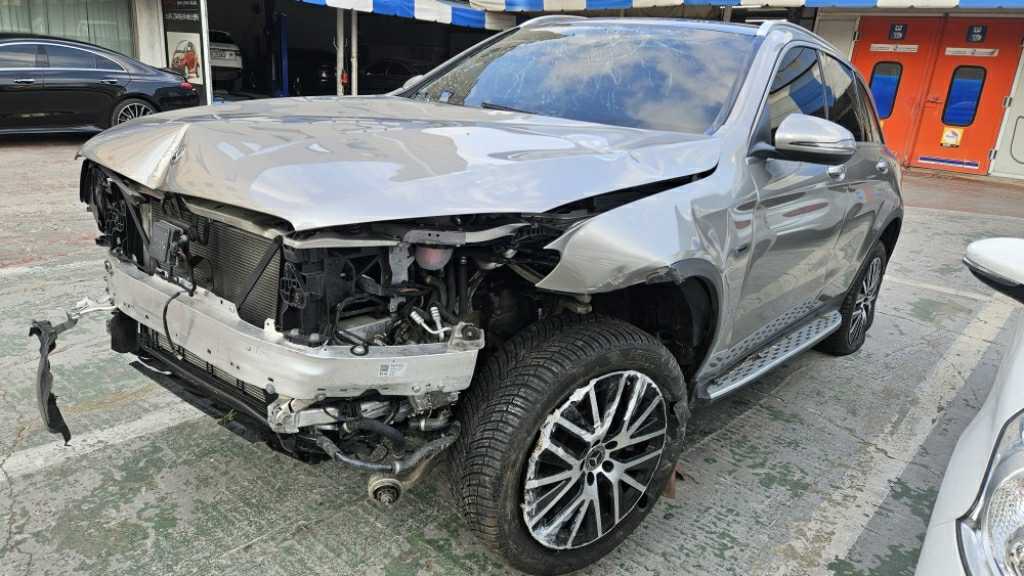 2021 Mercedes-Benz GLC300 e 4MATIC, photograph 2
