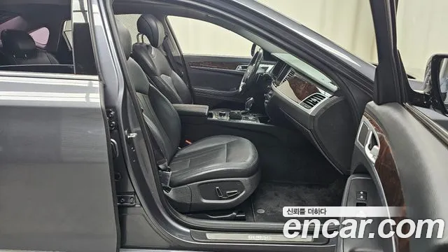 2014 Hyundai Genesis G330 Premium AWD, photograph 7