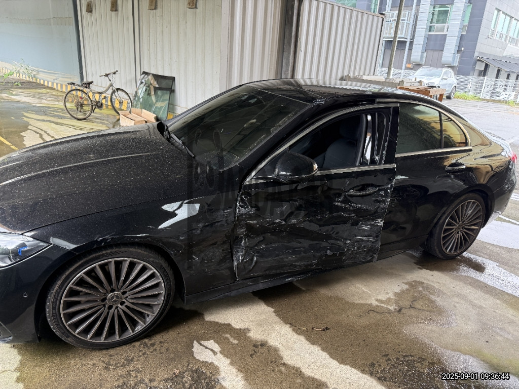2024 Mercedes-Benz C 300 4MATIC, photograph 2