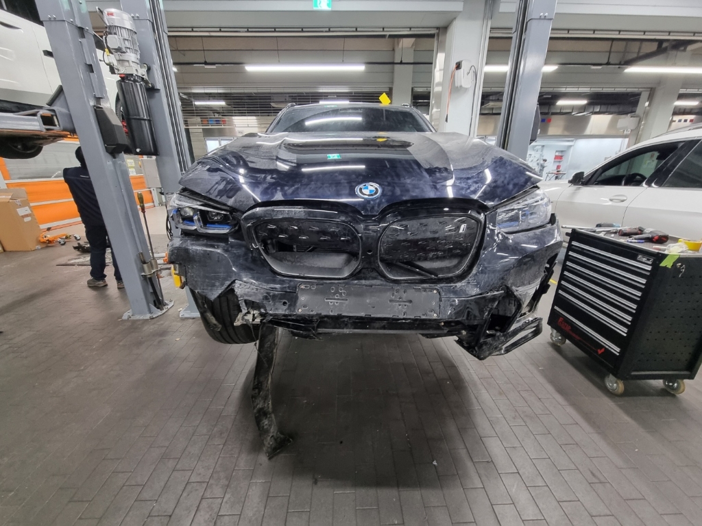 2023 BMW iX3 M Sport, photograph 3