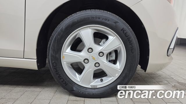 2016 ChevroletGMDaewoo Spark LT, photograph 4