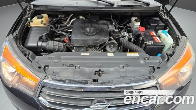 2014 KG_Mobility_Ssangyong KORANDO 4WD GT 9-seater, photograph 2