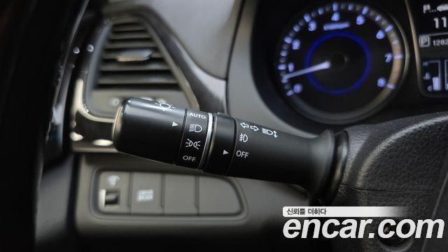 2014 Hyundai Grandeur HG240 Modern, photograph 2