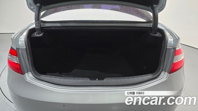 2014 Hyundai Grandeur HG240 Modern, photograph 3