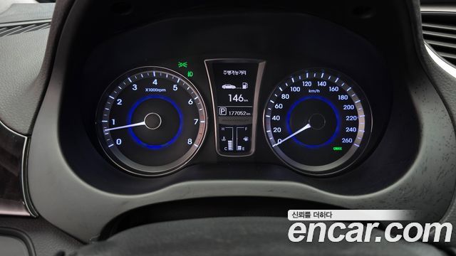 2014 Hyundai Grandeur HG240 Modern, photograph 3