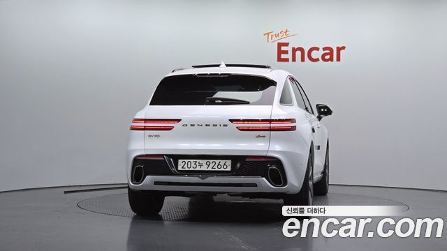 Genesis GV70 2.5T Gasoline AWD — photo 1 of 32