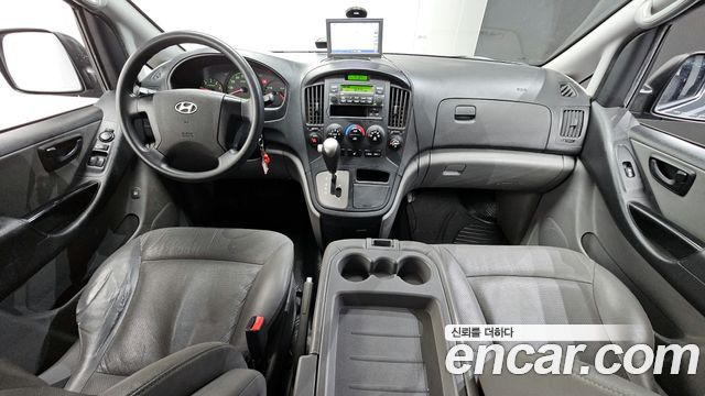Hyundai Starex 12-Seater Wagon — photo 1 of 20
