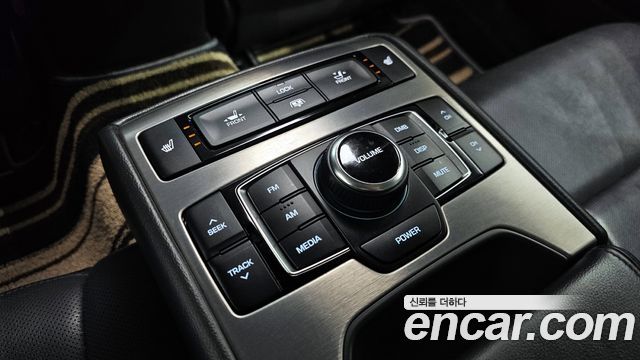 2015 Hyundai Genesis G380 Exclusive AWD, photograph 10