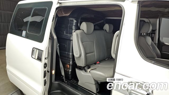 2016 Hyundai Starex 5-Seater VAN, photograph 4
