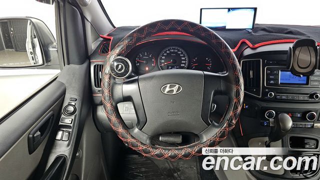 2016 Hyundai Starex 5-Seater VAN, photograph 2