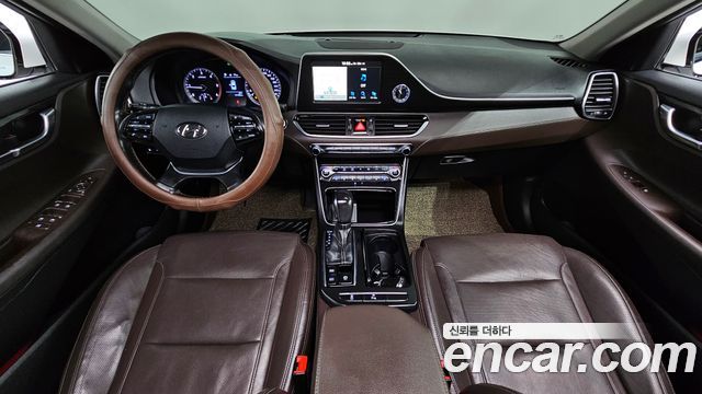 2017 Hyundai Grandeur 2.2 Diesel Premium, photograph 3