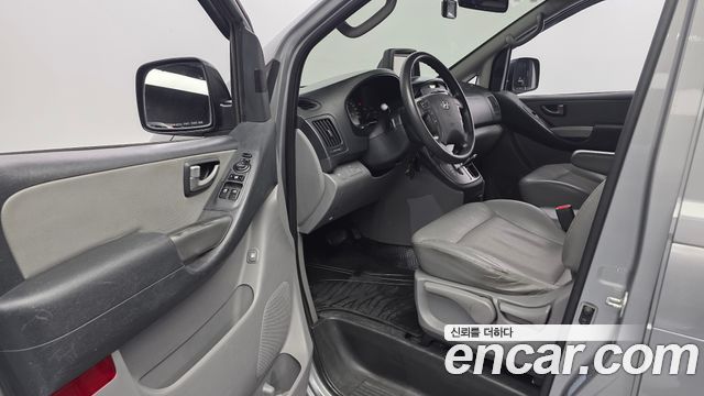 2014 Hyundai Starex 5-Seater VAN, photograph 4