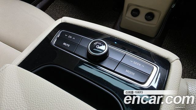 2017 Kia K7 2.4 GDI Limited, photograph 2