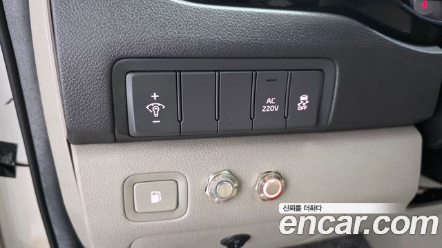 2014 Kia Canival 9-seater Prestige, photograph 3
