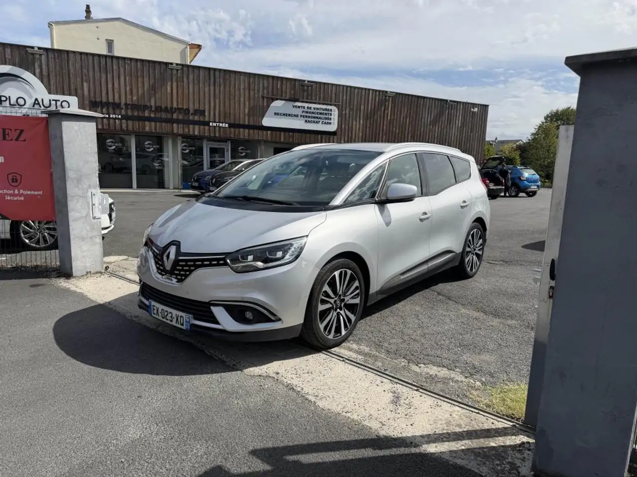 Renault Scenic 1.6 Energy dCi - 160 Bva 7pl Initiale Paris gps + clim + camera AR — photo 1 of 34
