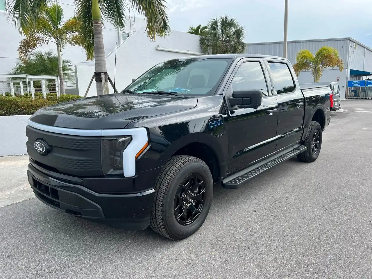 Ford F 150 Lightning XLT 2025 schwarz im Vorlauf +18 — photo 1 of 14