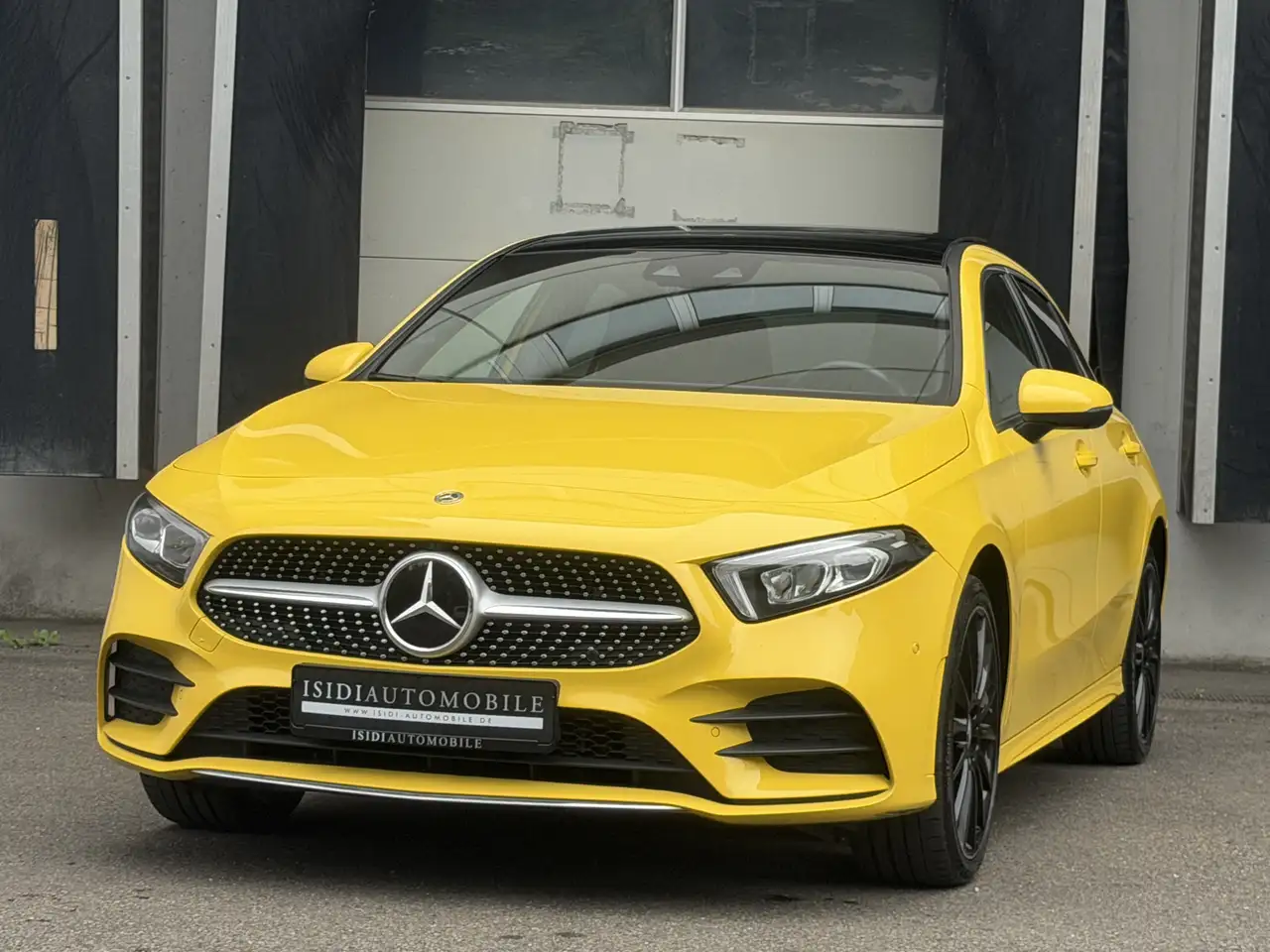 Mercedes-Benz A 250 e AMG LED MBUX Distronic Pano Kamera-360° — photo 1 of 40