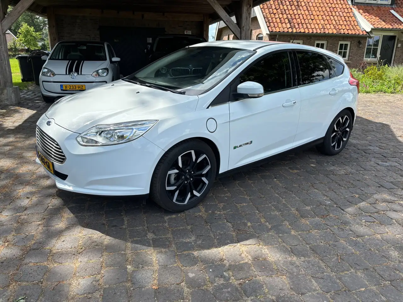 Ford Focus Titanium Electric — photo 1 of 20