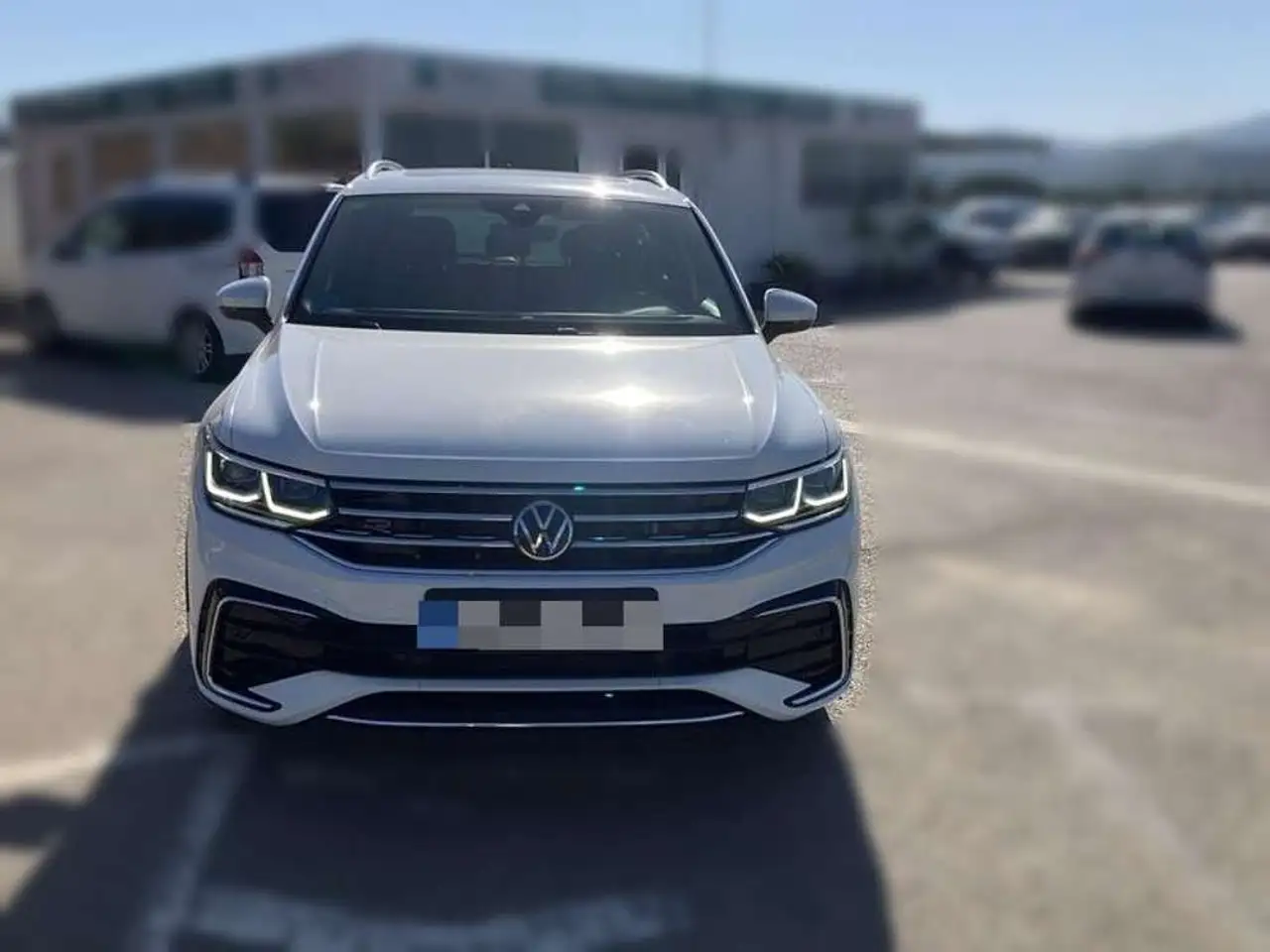 Volkswagen Tiguan 2.0TDI R-Line DSG 110kW — photo 1 of 28