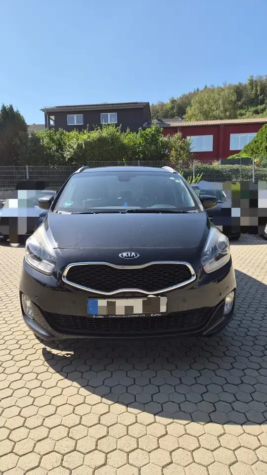 Kia Carens 1.7 CRDi 141 Dream Team Edition — photo 1 of 9