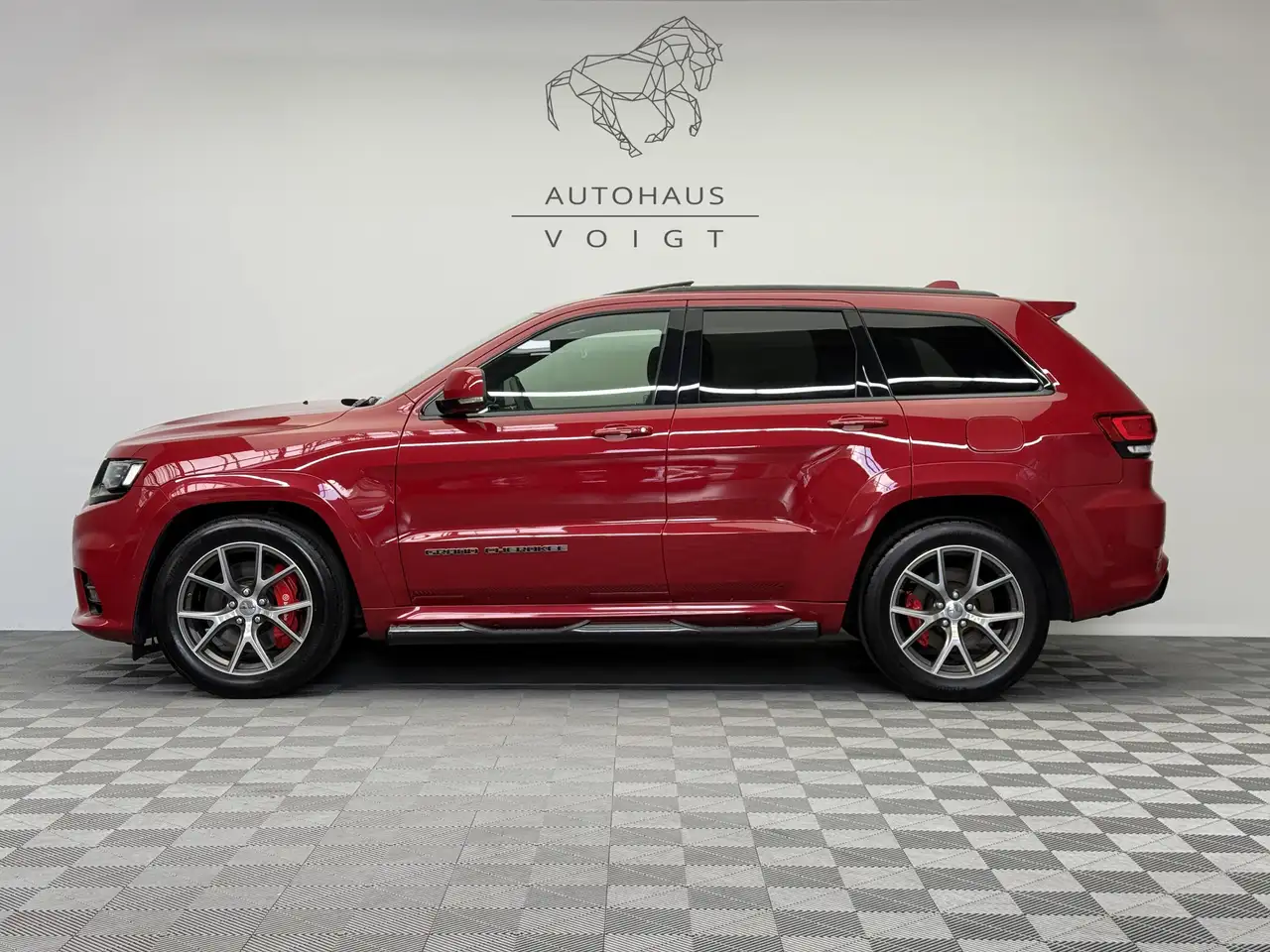 Jeep Grand Cherokee 6.4 V8 HEMI SRT|deutsch|Pano|AHK| — photo 1 of 36