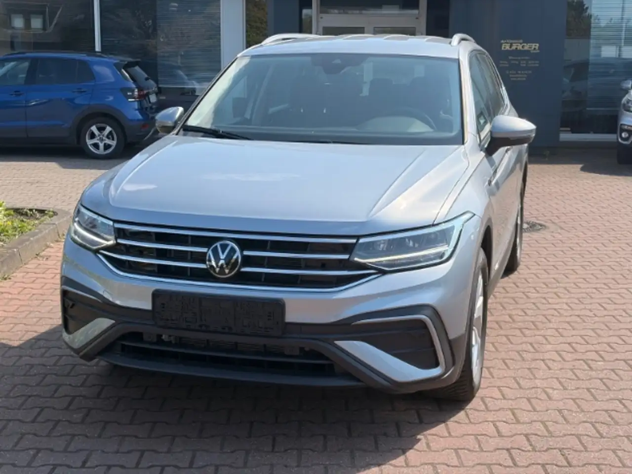 Volkswagen Tiguan Allspace Life Navi 7 Sitze AHK LED ACC El. Heckklappe Winte — photo 1 of 25