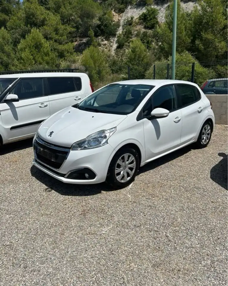 Peugeot 208 1.6 HDI 100 cv — photo 1 of 4
