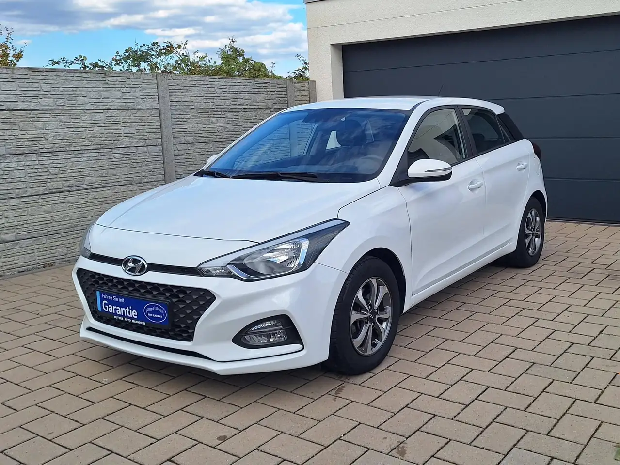 Hyundai i20 Blue Trend — photo 1 of 22