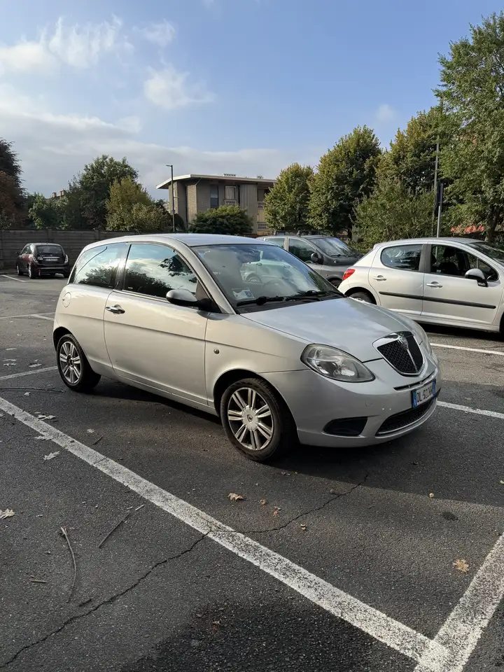 Lancia Ypsilon 1.4 16v Platino 100 dfn — photo 1 of 8