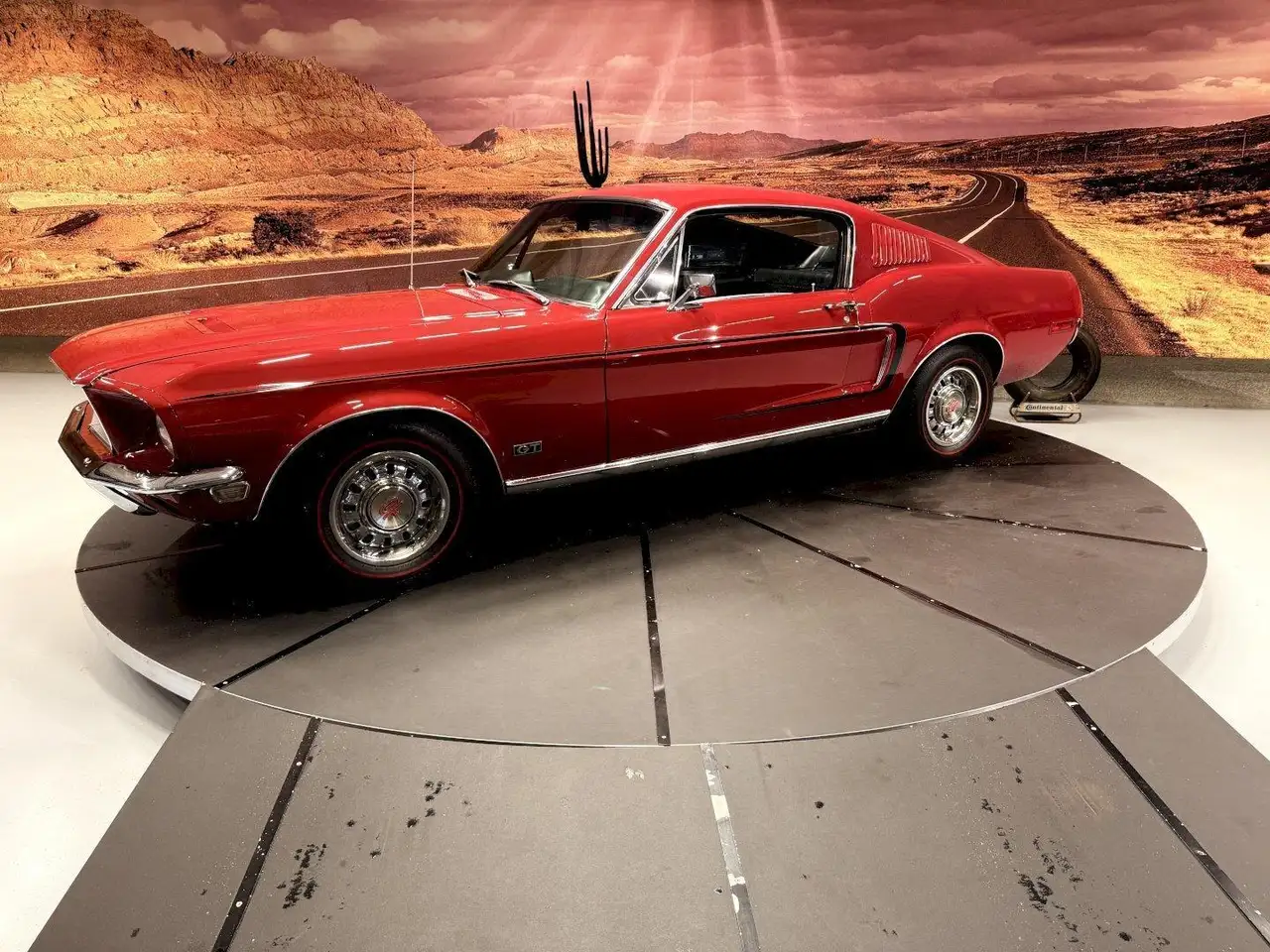 Ford Mustang Fastback — photo 1 of 15