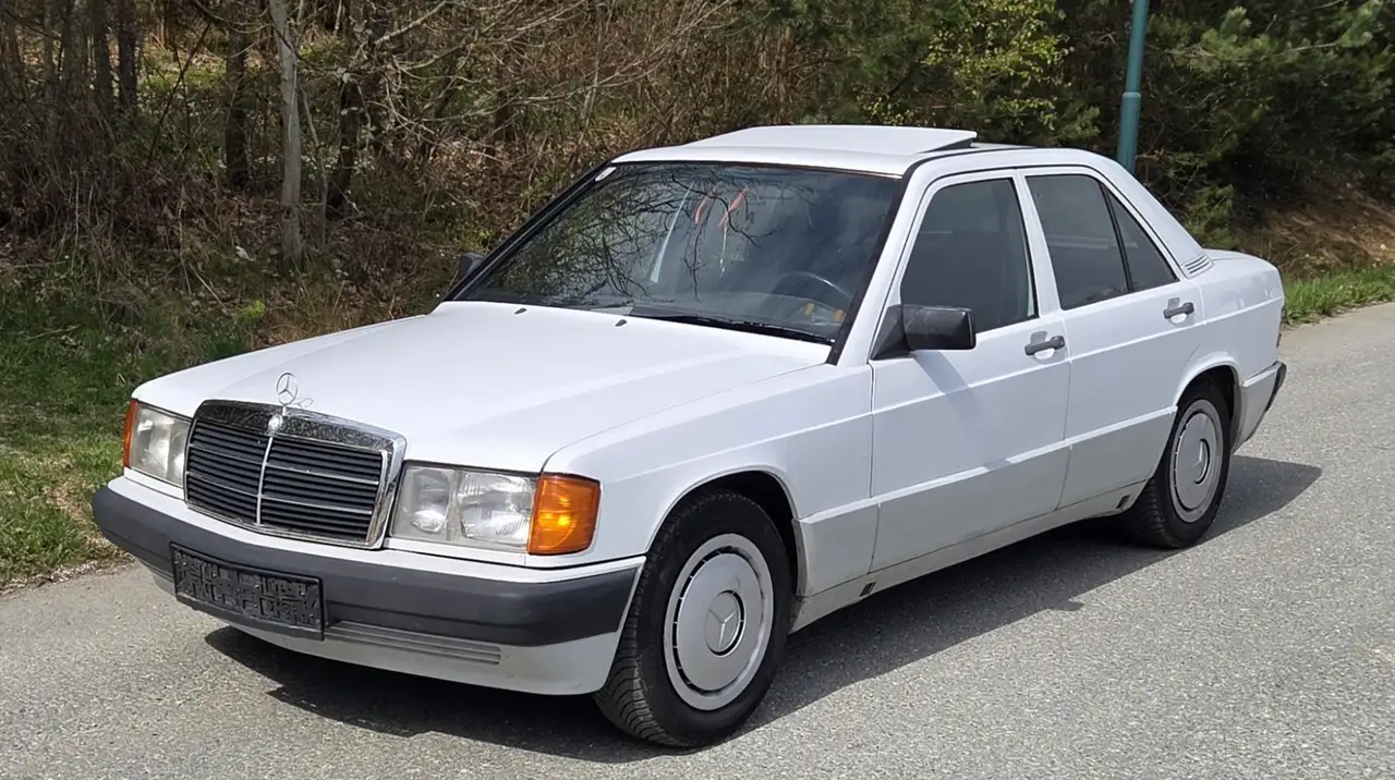 Mercedes-Benz 190 — photo 1 of 19