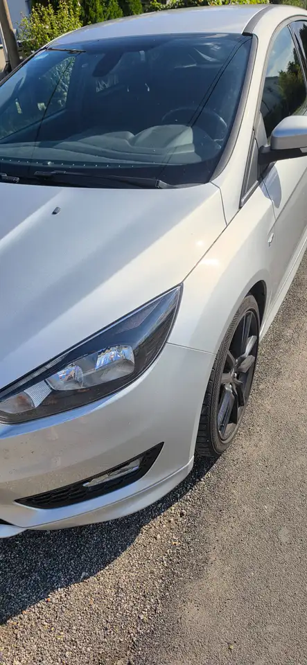 Ford Focus ST-Line — photo 1 of 15