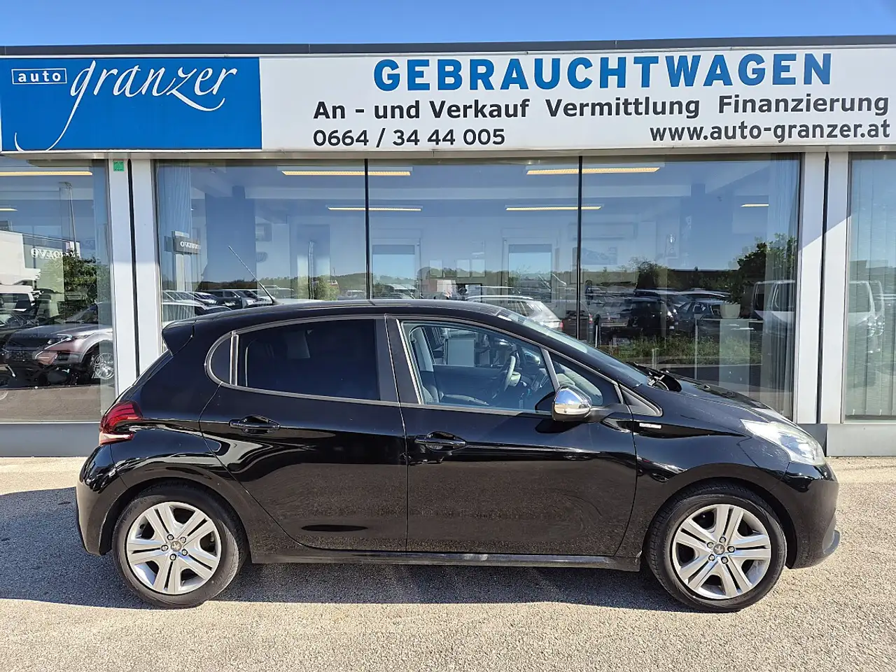 Peugeot 208 Active 1,2 PureTech 82 — photo 1 of 13