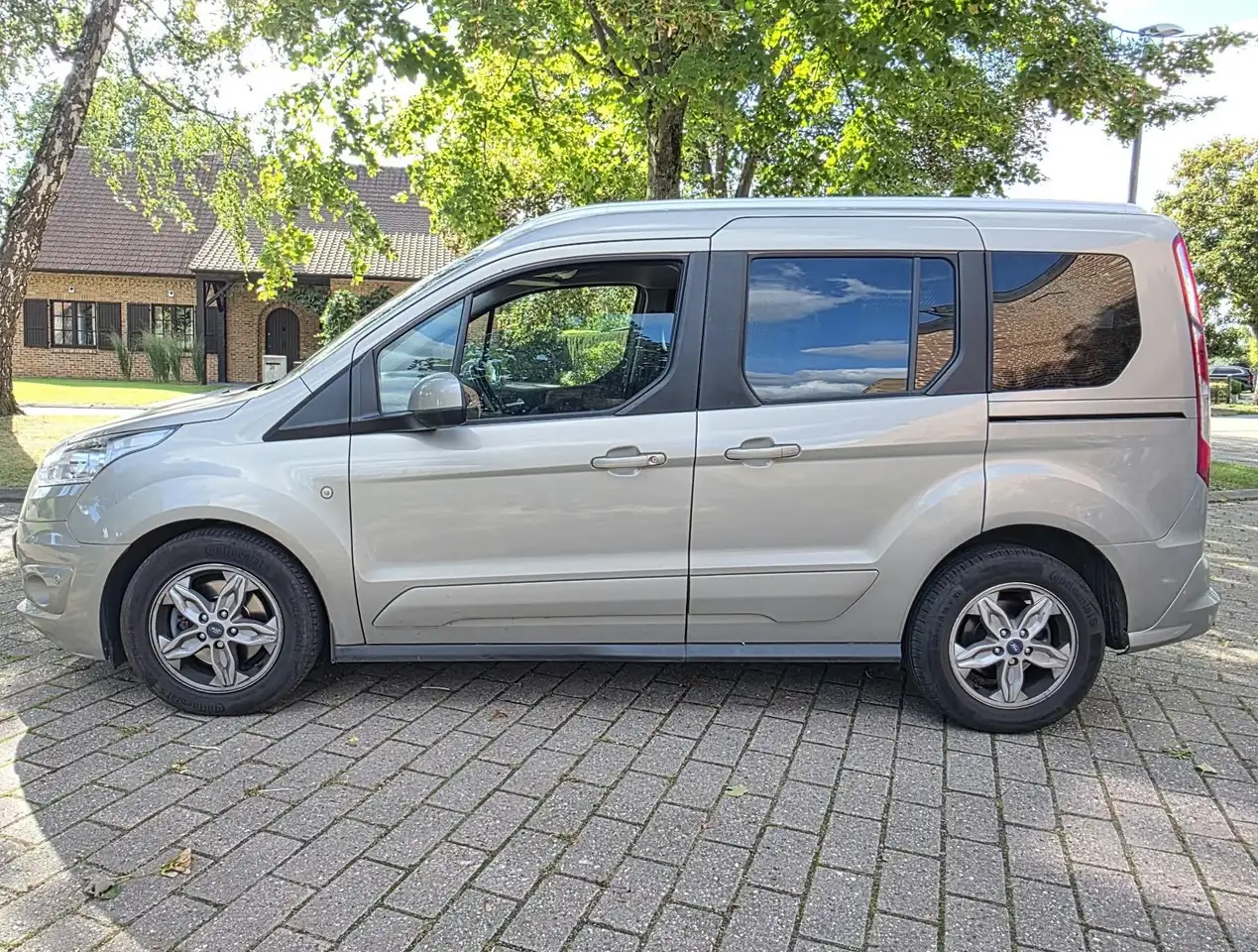 Ford Tourneo Connect 1.0 EcoBoost Titanium — photo 1 of 15