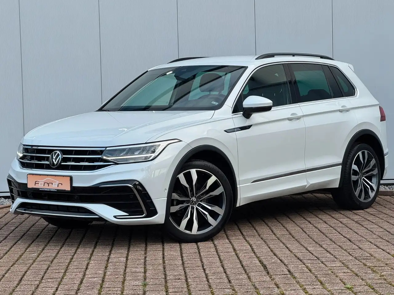 Volkswagen Tiguan 2.0 TDI "R-Line" DSG LED ACC CAM 20´ — photo 1 of 15