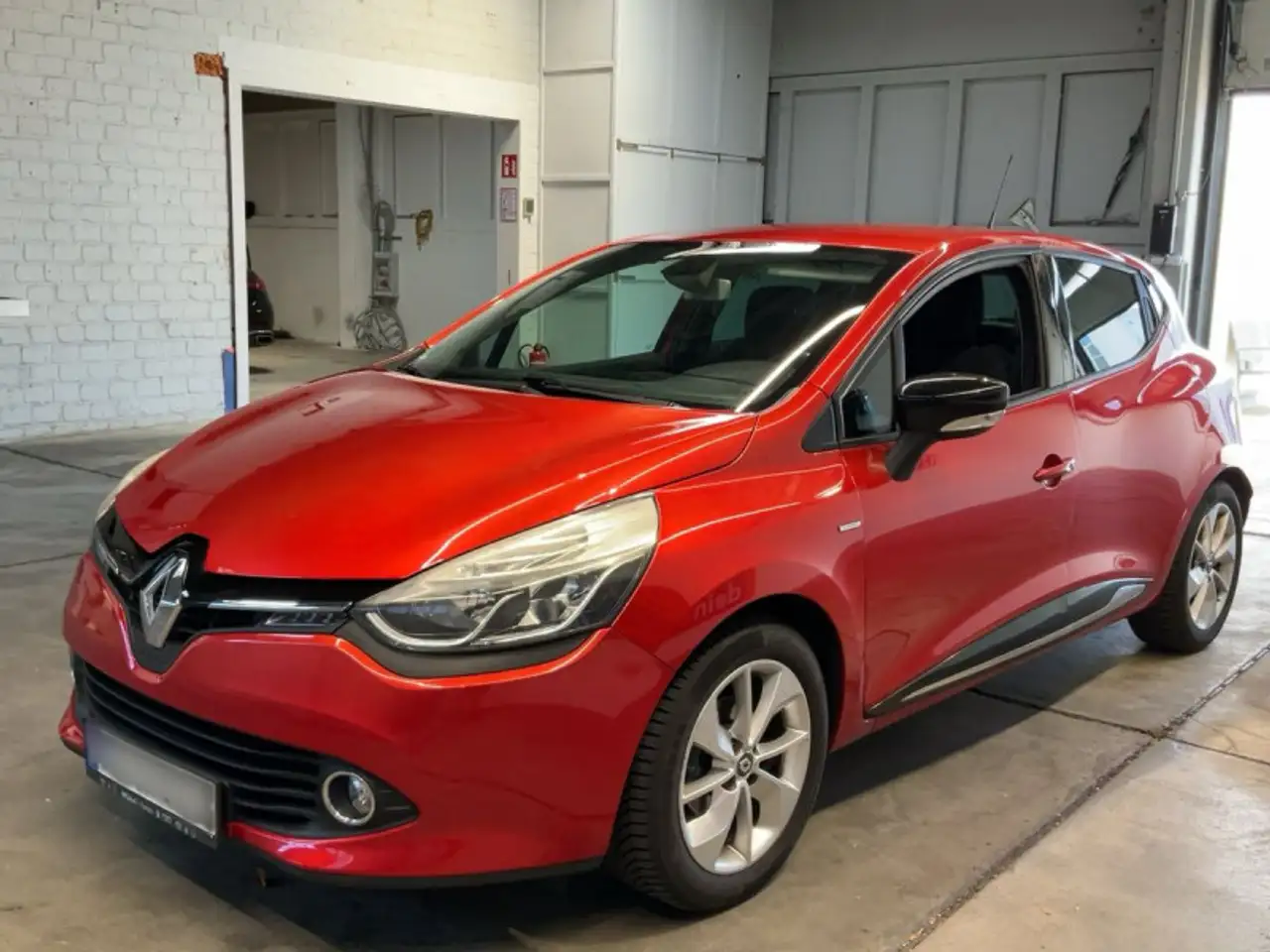 Renault Clio 0.9 TCE 90CH ENERGY ICONIC EURO6 2015 — photo 1 of 5