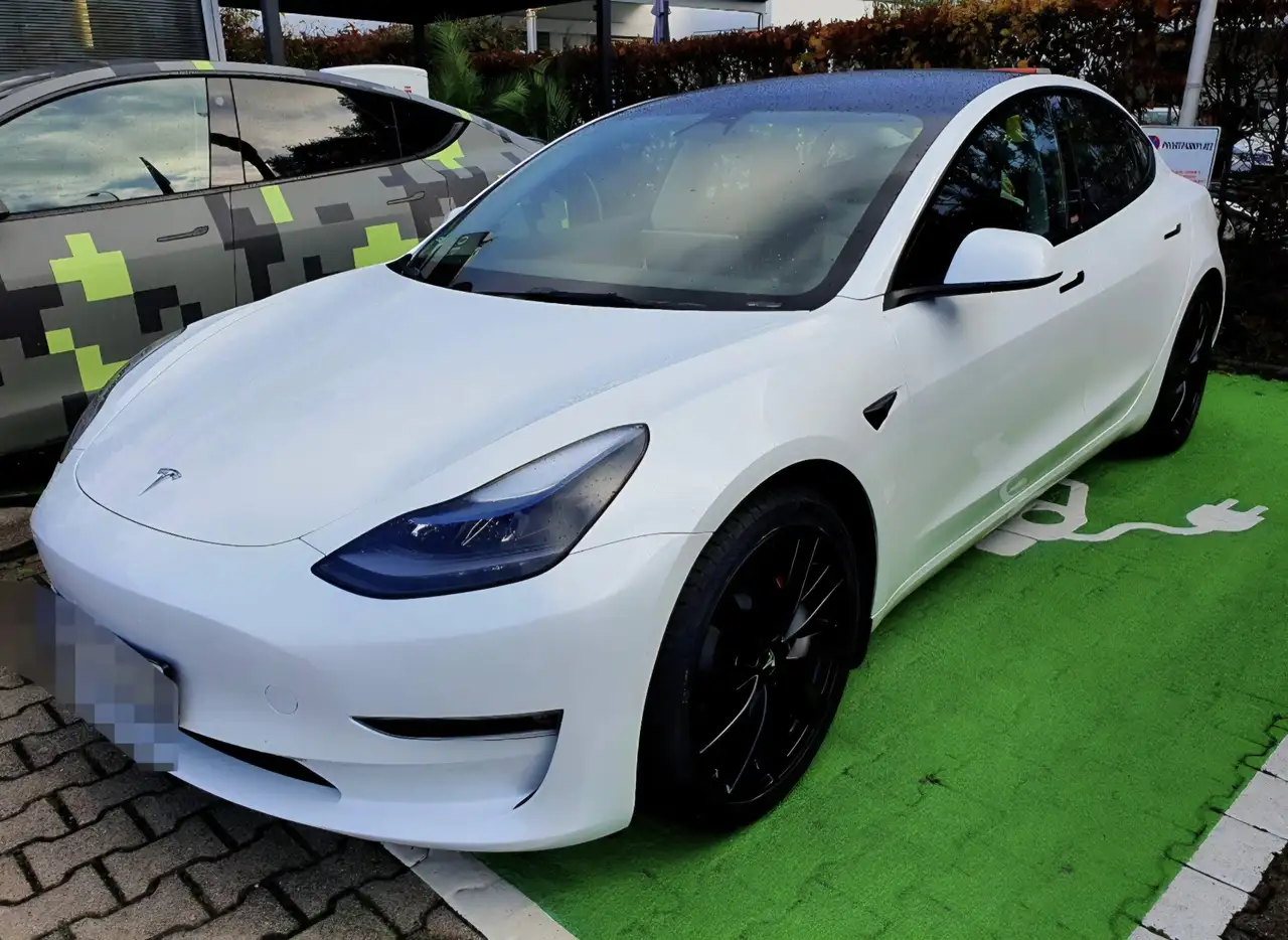 Tesla Model 3 Allradantrieb Dual Motor Performance — photo 1 of 8