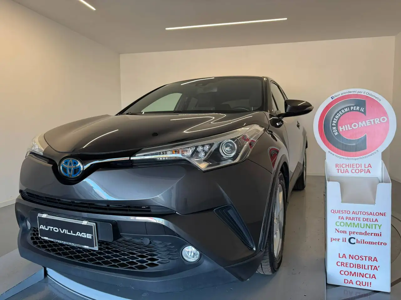 Toyota C-HR C-HR 1.8h Business 2wd e-cvt *PROMO* — photo 1 of 15