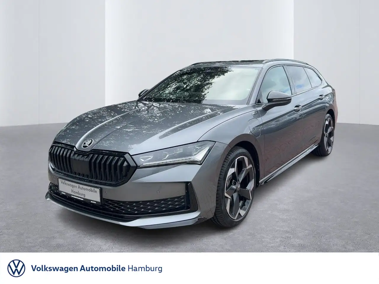Skoda Superb 1.5 TSI iV DSG Sportline Panorama Navi — photo 1 of 16