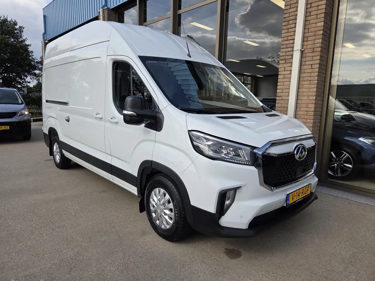Maxus eDeliver 9 L3H3 72 kWh Airco Achteruitrijcamera PDC Stoelverw — photo 1 of 40