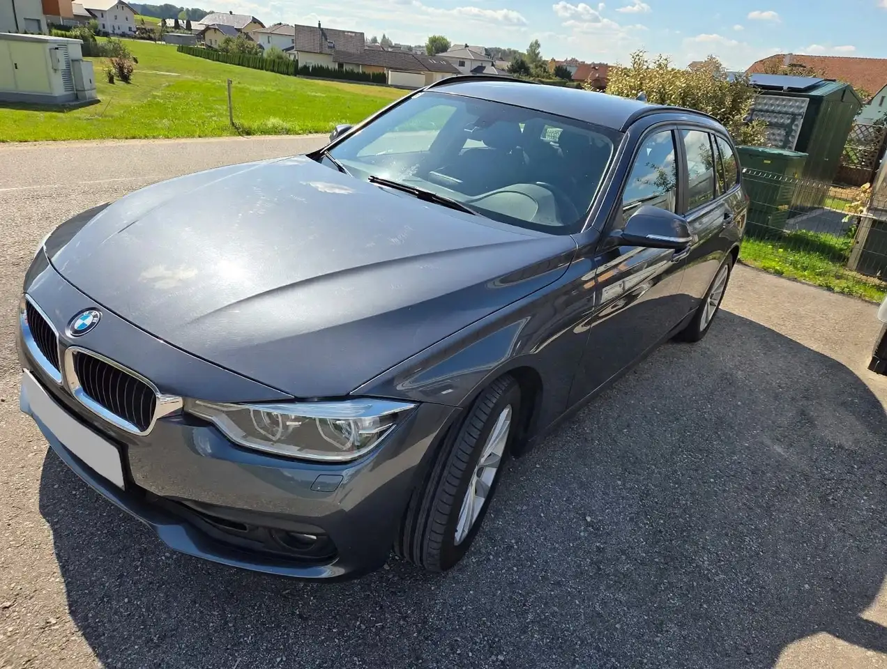 BMW 320 320d Touring Advantage Aut. — photo 1 of 12