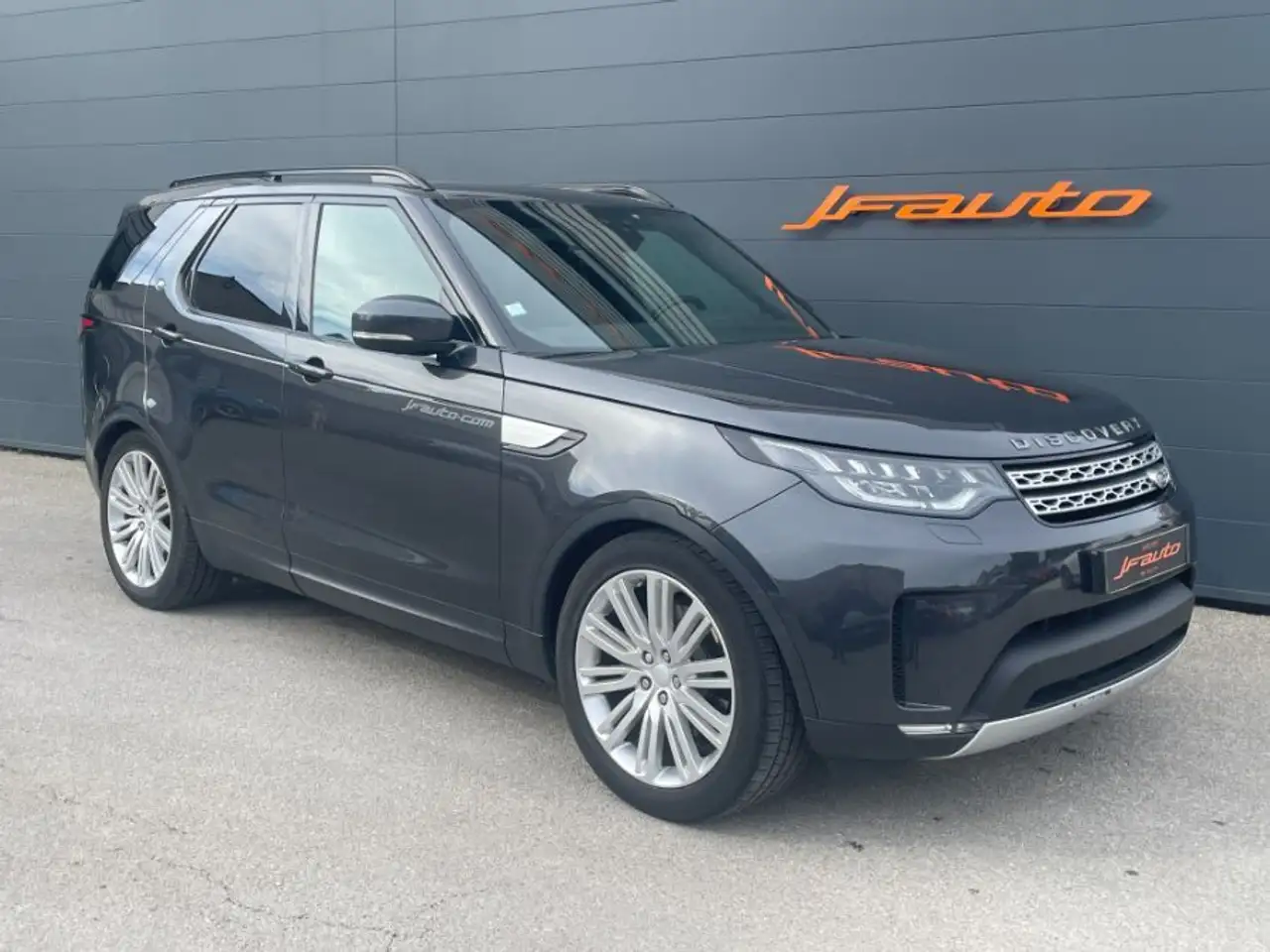 Land Rover Discovery 3.0 TDV 6 HSE — photo 1 of 34